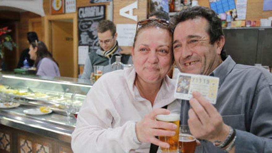 Dos de los agraciados en Elche lo celebran