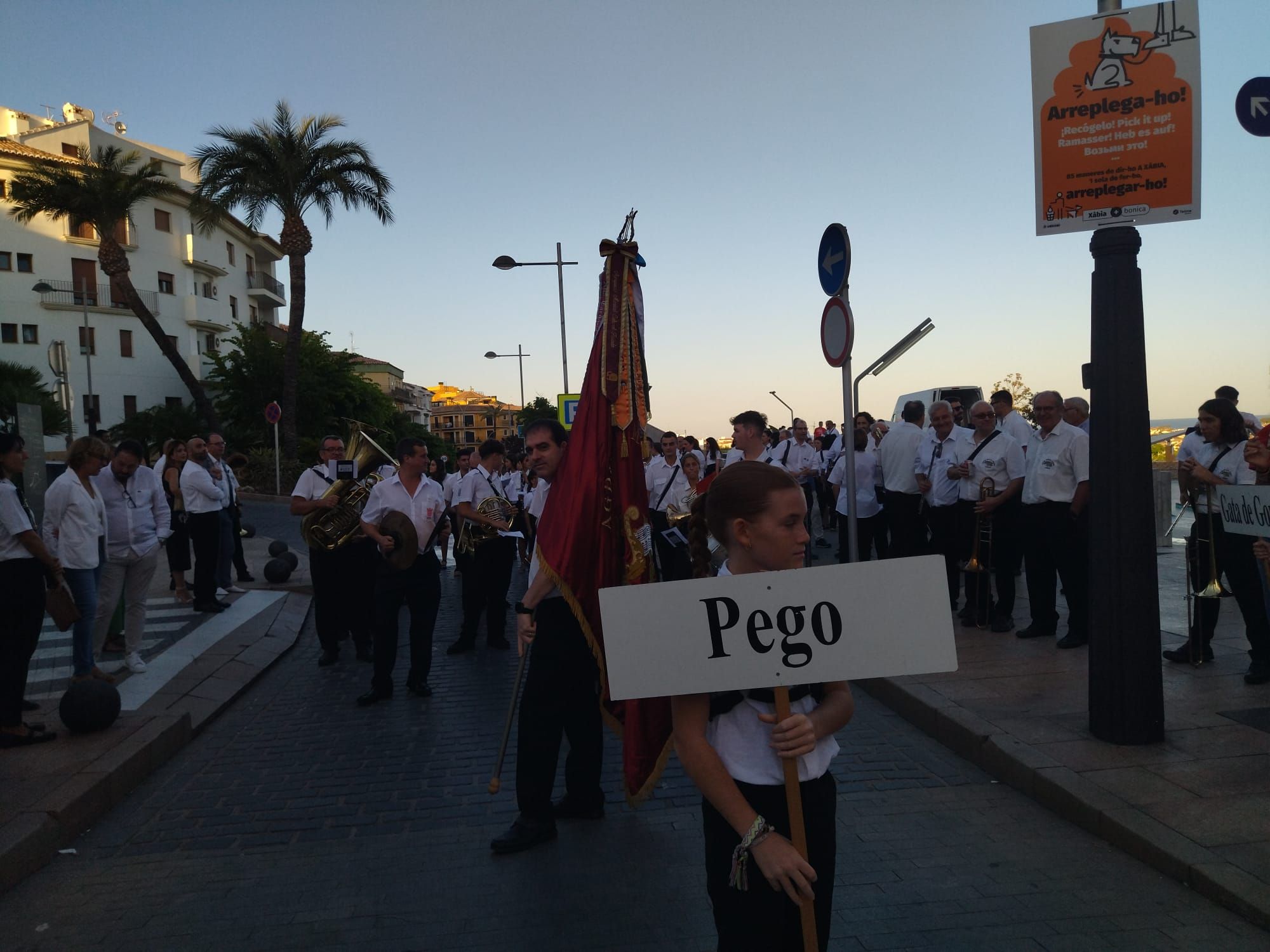 Xàbia, capital de la música: más de 800 músicos de toda la comarca llenan de vida las calles (imágenes)