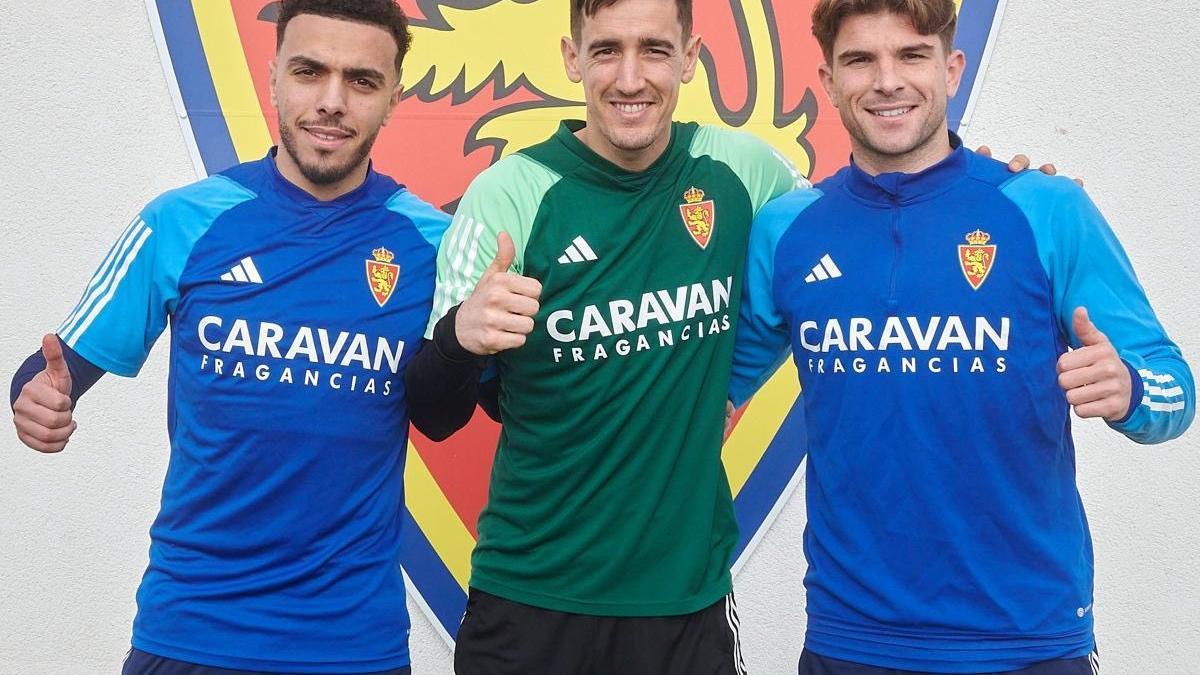 Zedadka, Edgar Badía y Guti, los tres fichajes del Zaragoza durante el mercado de enero, posan junto al escudo del club.