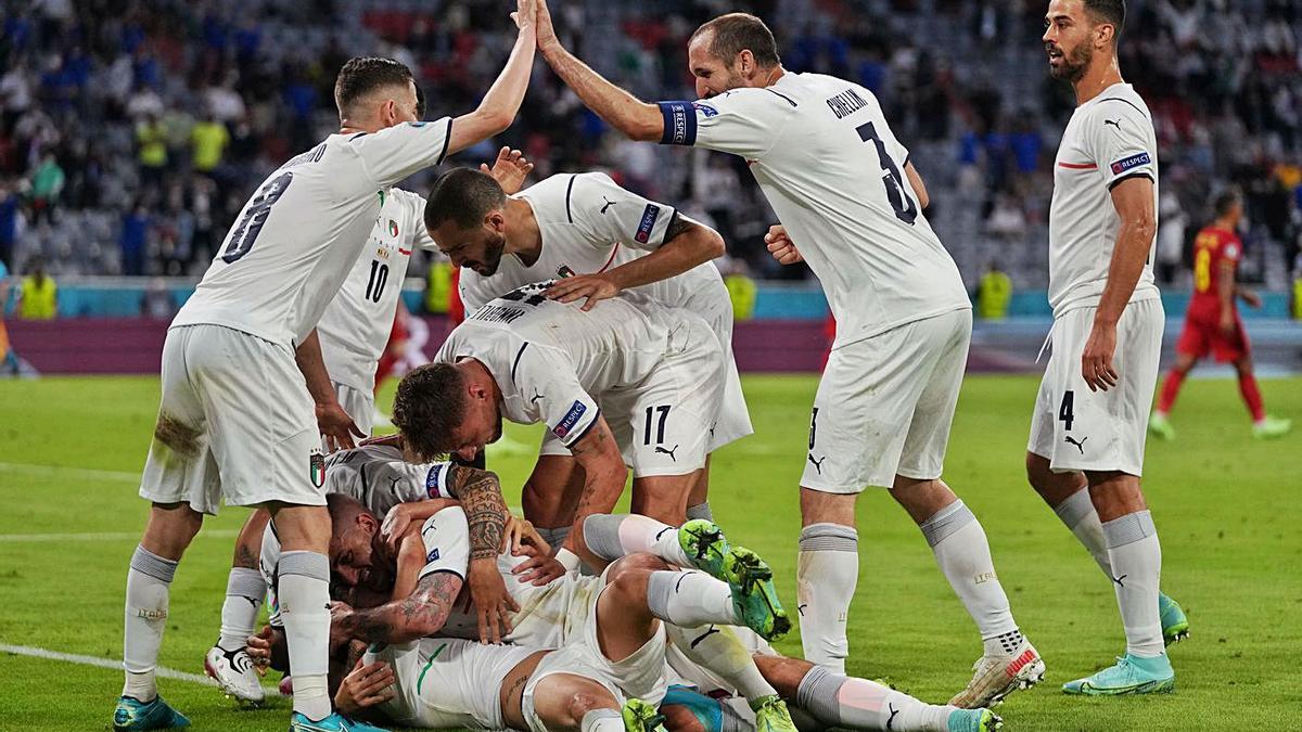 Celebración del equipo italiano tras marcar el primer gol. |  // EFE