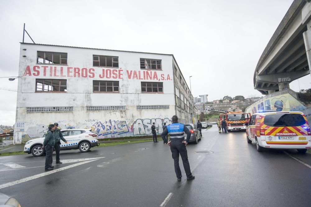 Los Bomberos acudieron a apagar un fuego en las instalaciones afectadas, abandonadas.