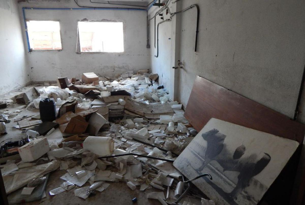 Una de las dependencias del edificio, en total estado de abandono. |