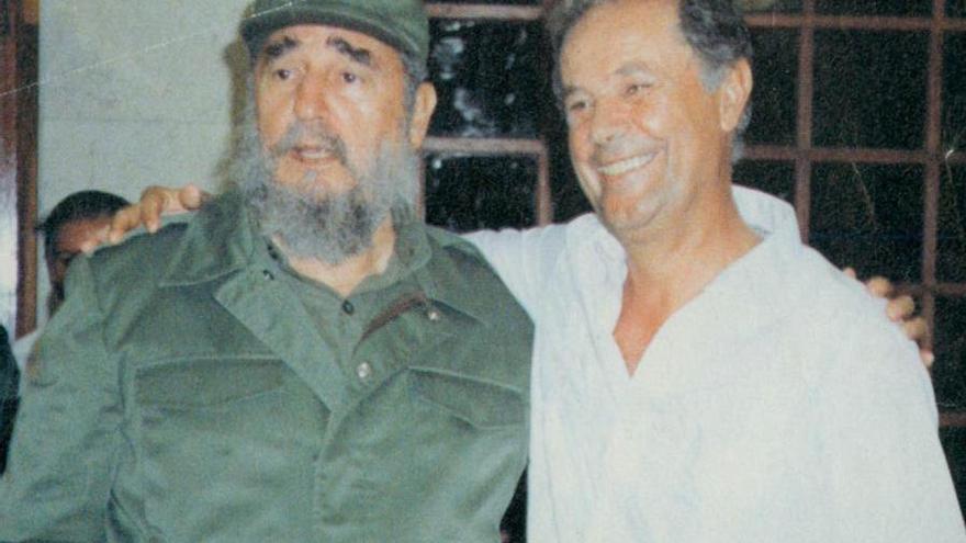 El desaparecido lÃ­der cubano Fidel Castro junto a Gabriel Escarrer, de MeliÃ¡.