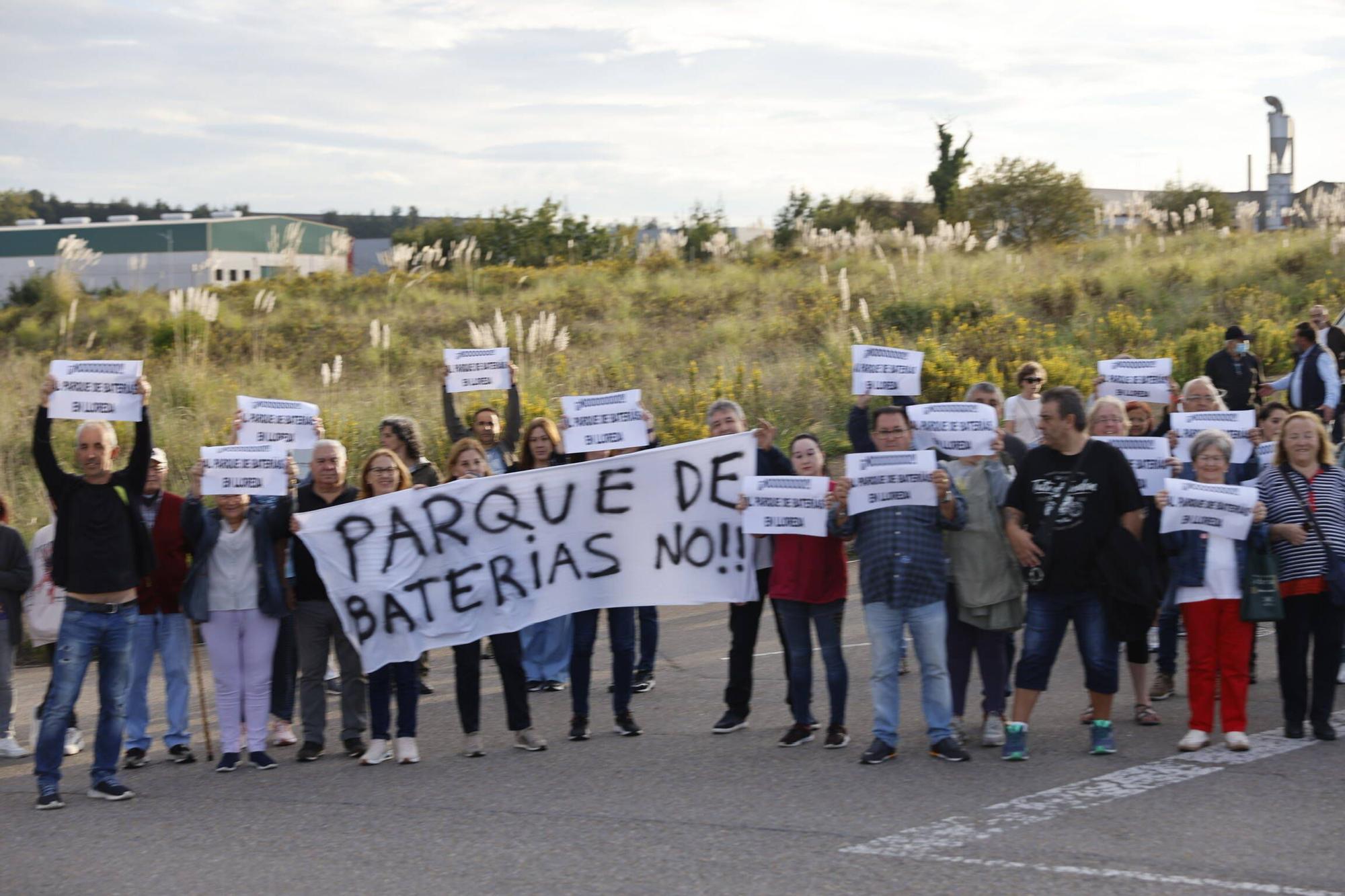Los vecinos de Tremañes, en pie de guerra contra los parques de baterías (en imágenes)
