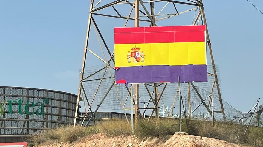 Colocan cartulinas moradas sobre la bandera de España de Espinardo