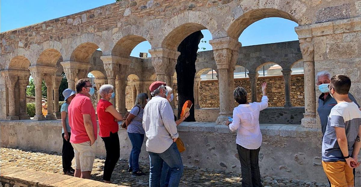 Imma Brull explicant l’estat actual, després de la restauració | AJUNTAMENT DE PERALADA