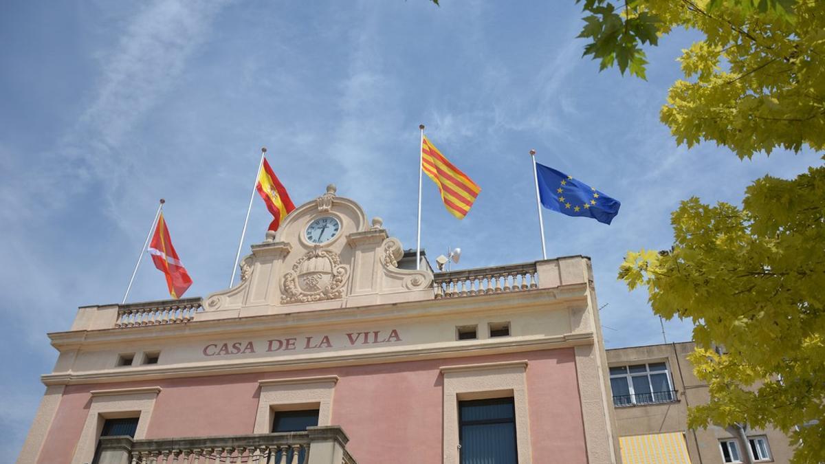 Fachada del Ayuntamiento de Rubí con la bandera de la Unión Europea.