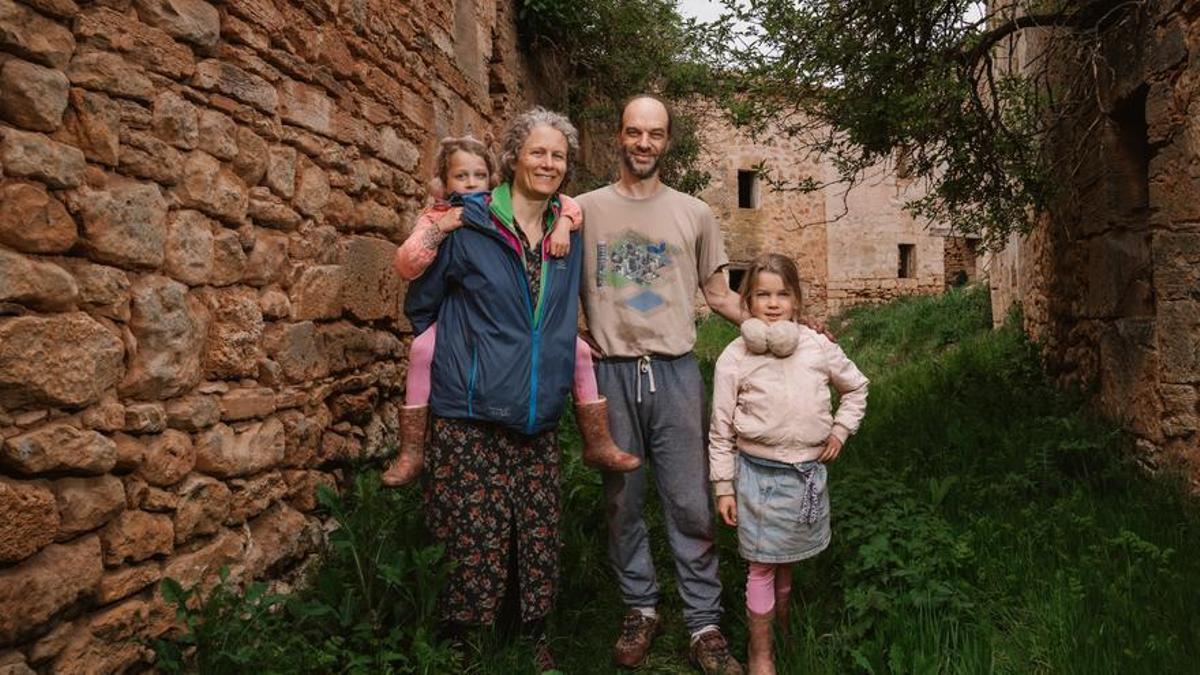 Los holandeses Maaike Geurts y Tibor Strausz, junto a sus hijas Trisa y Riva, posan en una de las calles de Bárcena de Bureba.