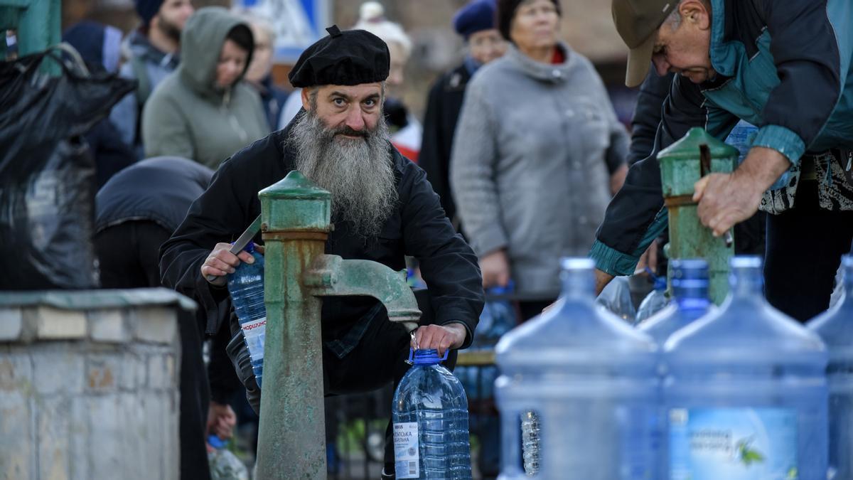 La gente llena agua de una fuente en Kiev, Ucrania