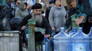 La gente llena agua de una fuente en Kiev, Ucrania