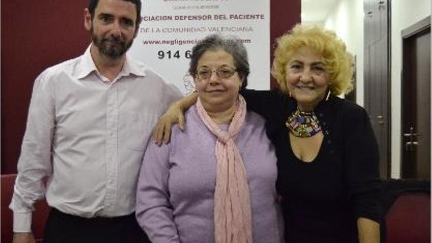 El abogado Javier Bruna, Josefa Martínez y Carmen Flores, del Defensor del Paciente.