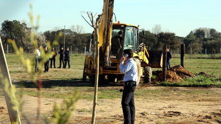 Una excavadora obre el búnquer que amagava la droga.