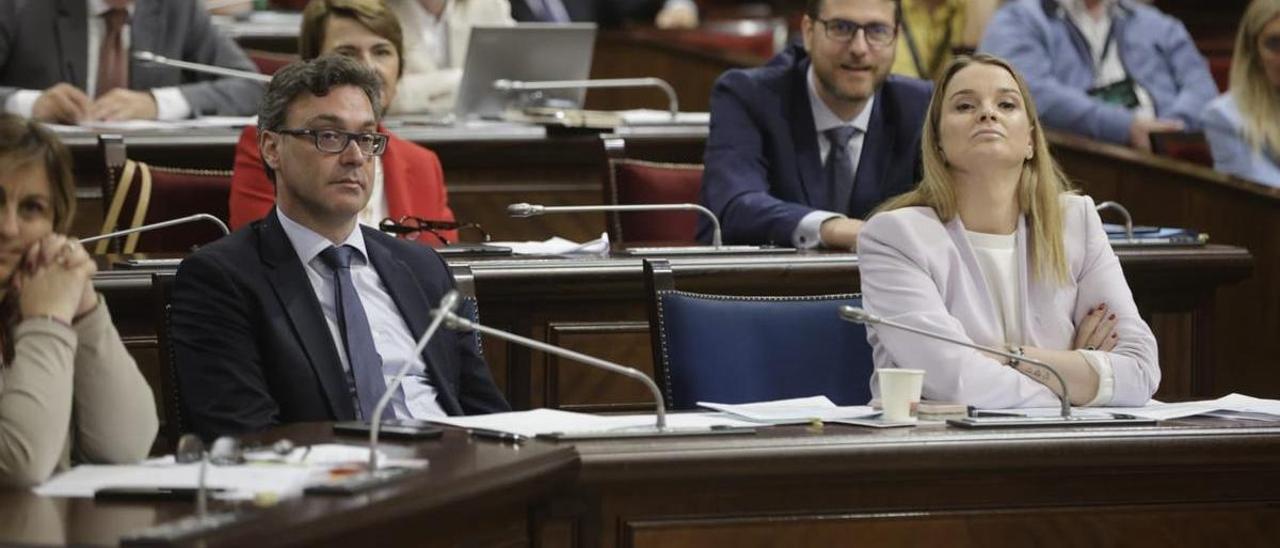 La presidenta del Govern, Marga Prohens, junto a Toni Costa, ayer en el Parlament.