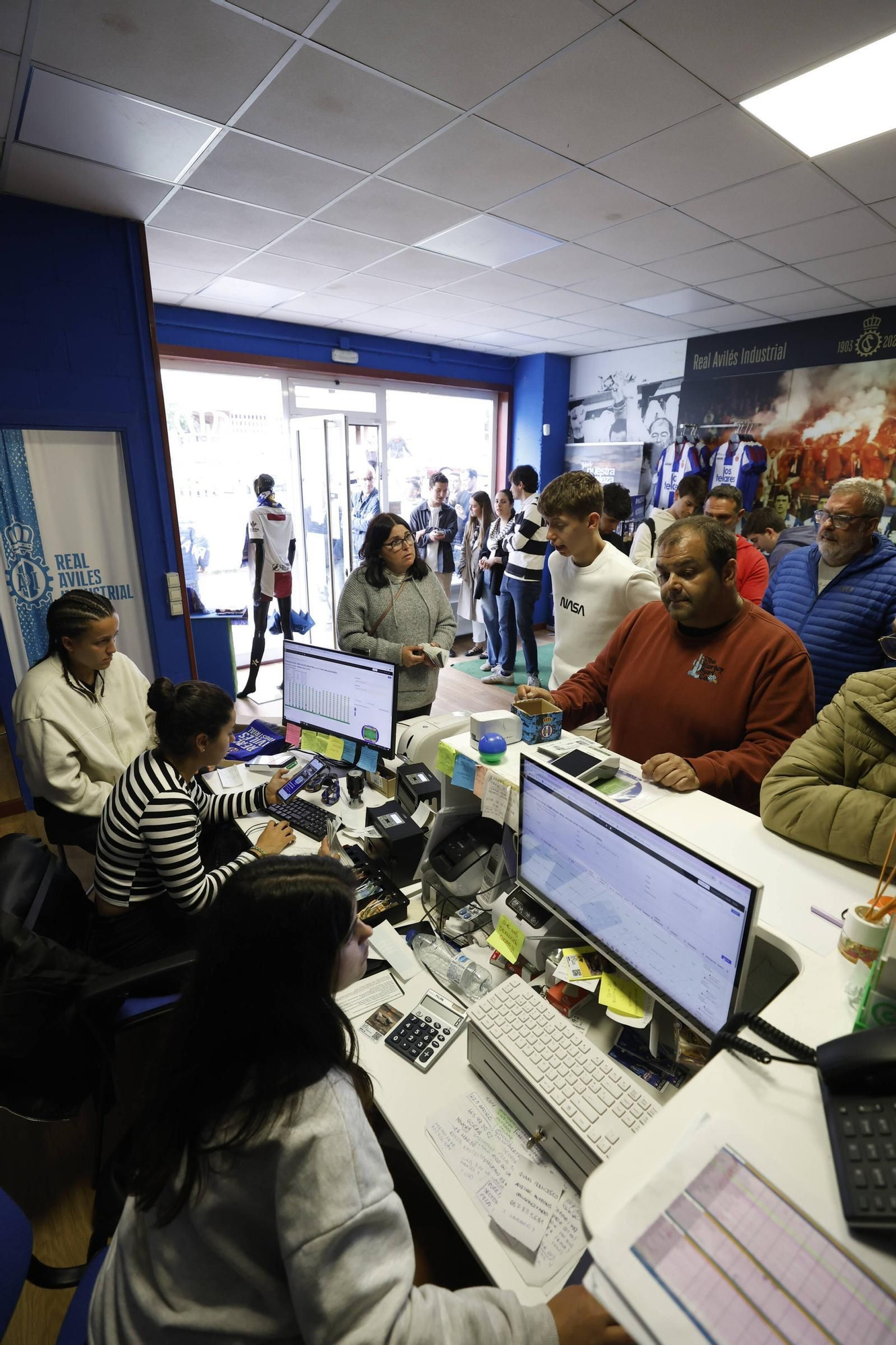 EN IMÁGENES: Impresionantes colas para asistir a la final por el ascenso del Avilés