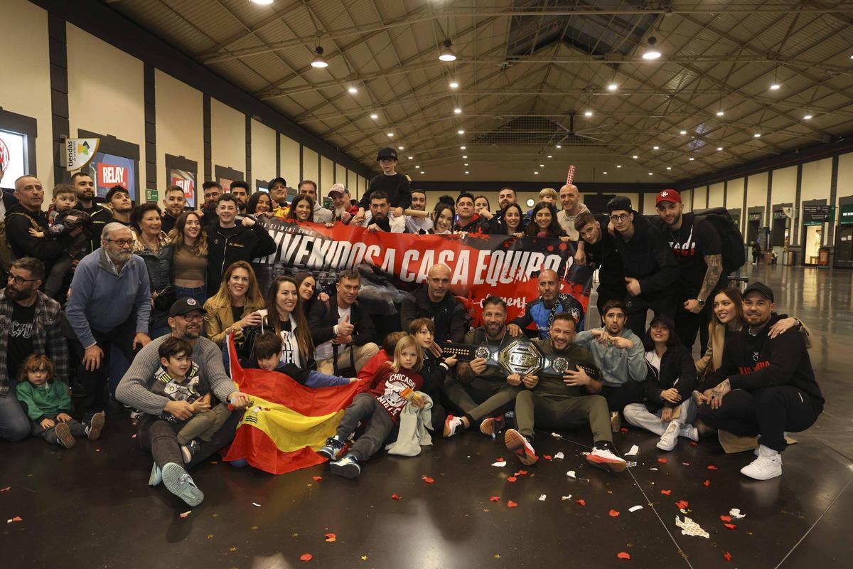 Recibimiento en la estación de tren de Alicante al equipo de Ilia Topuria, campeón de la UFC.