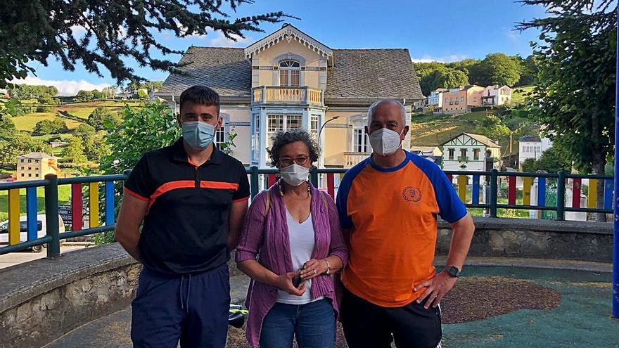 Daniel Pérez, Junto a su nuera y a su yerno, Marían y Luis Manuel Jardón, en el parque infantil de Boal