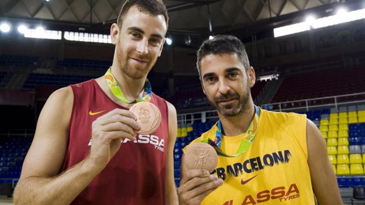 Víctor Claver y Juan Carlos Navarro con las medallas conquistadas en los pasados Juegos de Río