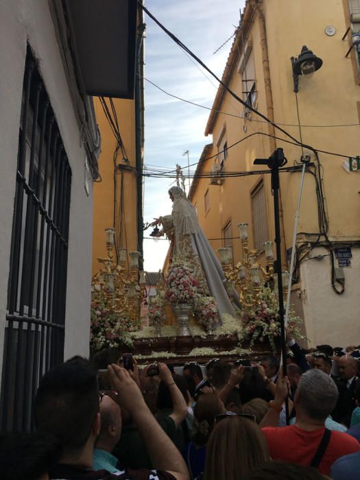 La cofradía del Rocío celebra estos días las vísperas de la solemnidad de Pentecostés y lo ha hecho este sábado con una procesión que ha comenzado a las 18.30 horas desde la casa hermandad