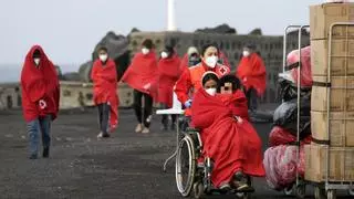 Salvamento rescata al este de Lanzarote a 105 migrantes de dos neumáticas