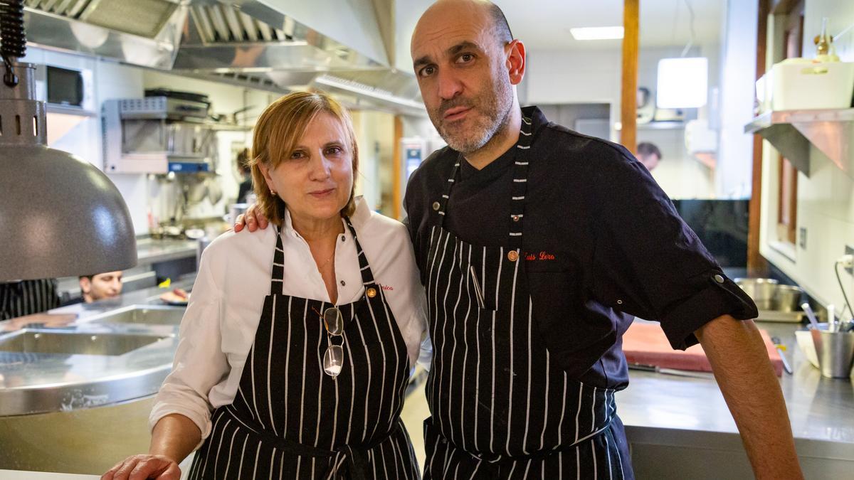Luis Alberto Lera, propietario del restaurante Lera, y su madre Mónica Collantes, en la cocina de su restaurante, que ha obtenido una estrella Michelin