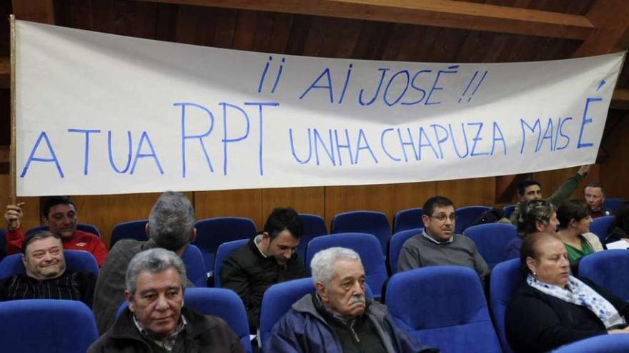 Pancarta de oposición a la RPT que pretende aprobar el gobierno, en el pleno de mayo. // Bernabé / Javier Lalín