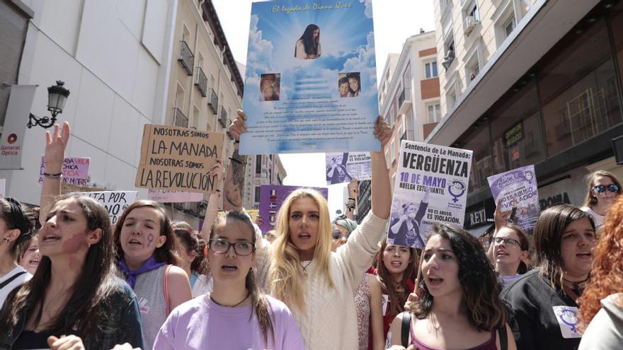 Valeria Quer, en el centro, en la manifestación contra la sentencia de &#039;La Manada&#039; // EFE