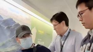 Salvador Llinás, durante su traslado de Taiwán a Fráncfort.