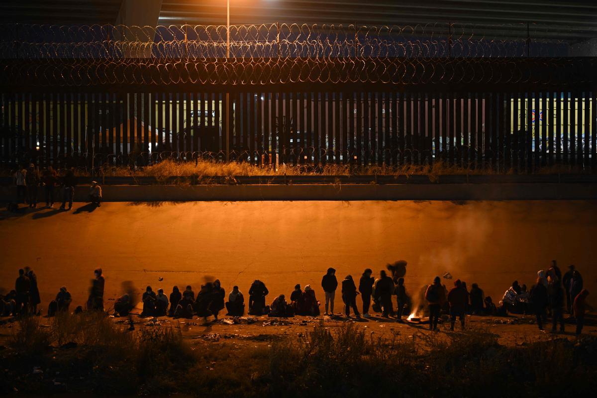 Un aluvión de inmigrantes cruzan Río Grande de Ciudad Juárez (México) a El Paso (Texas) ante un posible cambio en la política migratoria