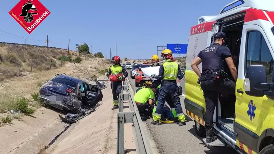 Dos heridos al salirse de la vía un coche en la A-31 en Monforte