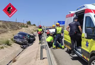 Dos heridos al salirse de la vía un coche en la A-31 en Monforte