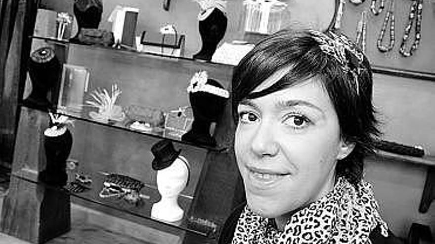 Mónica Gutiérrez, con sus obras al fondo. A la derecha, arriba, el primer tocado que diseñó; abajo, otros diseños.