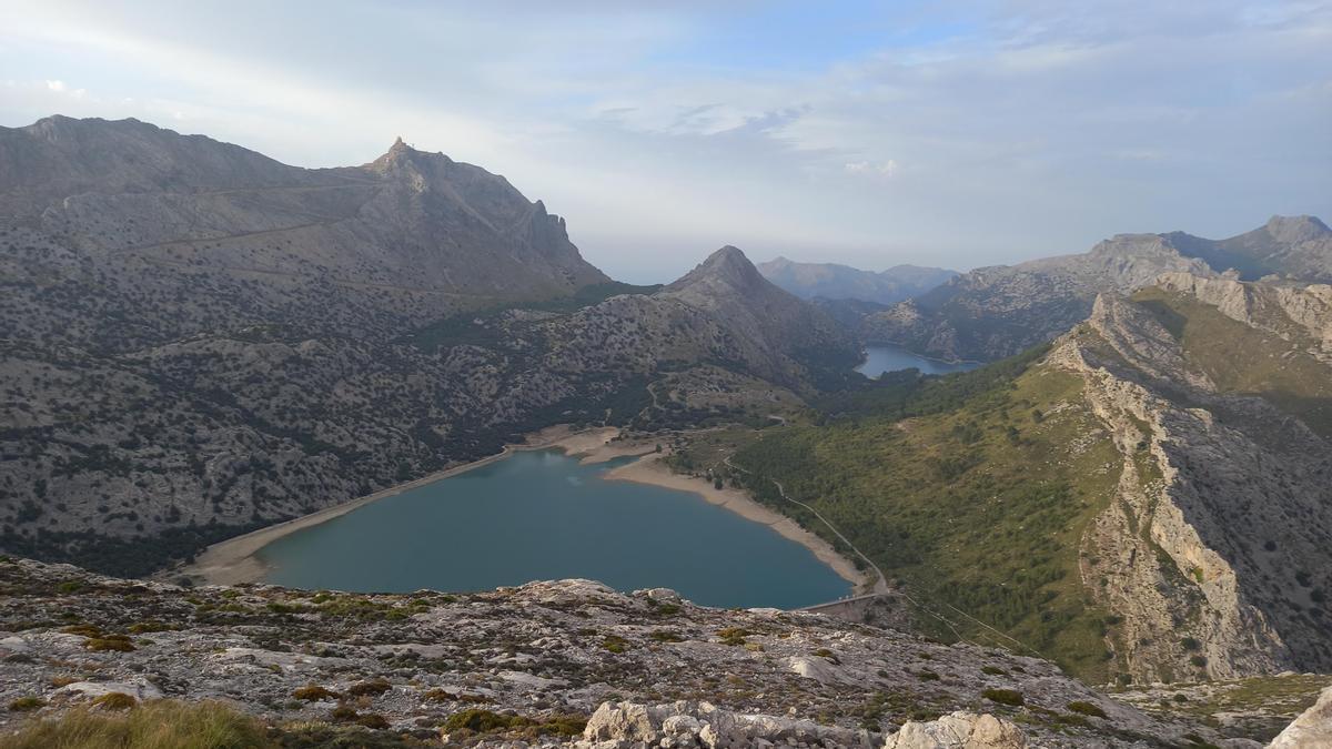 Blick vom Sa Rateta auf den Cúber, dahinter der Gorg Blau, am 22. Juli. Die Stauseen liefern acht Prozent von Mallorcas Wasserbedarf.