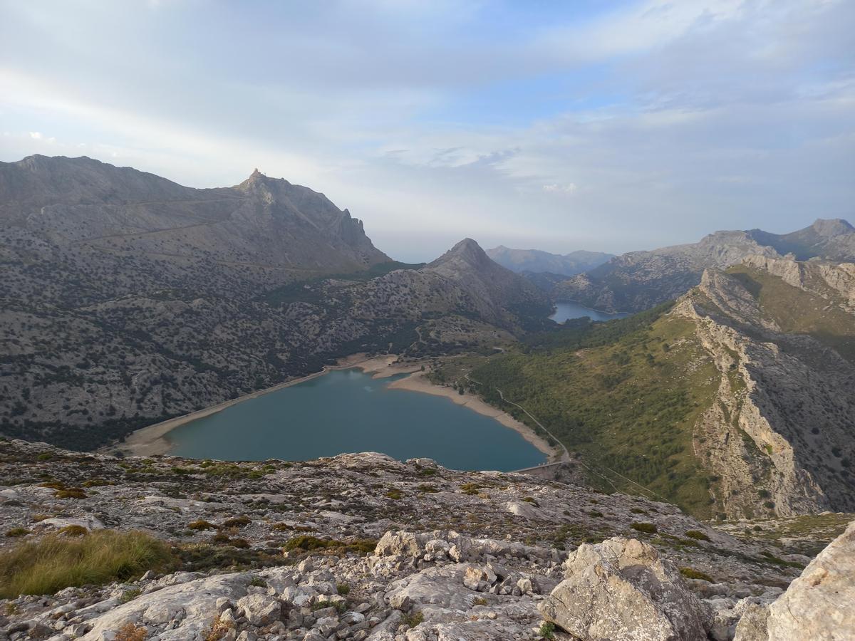 Blick vom Sa Rateta auf den Cúber, dahinter der Gorg Blau, am 22. Juli. Die Stauseen liefern acht Prozent von Mallorcas Wasserbedarf.