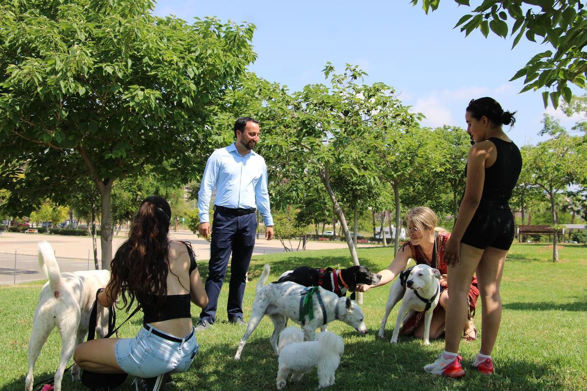 El edil Sergio Toledo ha visitado el centro de esparcimiento canino.