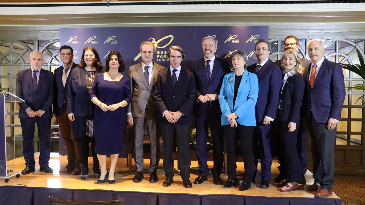 José María Aznar, junto a Azcón, y otros representantes políticos.
