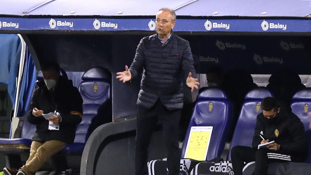 Juan Ignacio Martínez da instrucciones en el partido ante el Sporting.