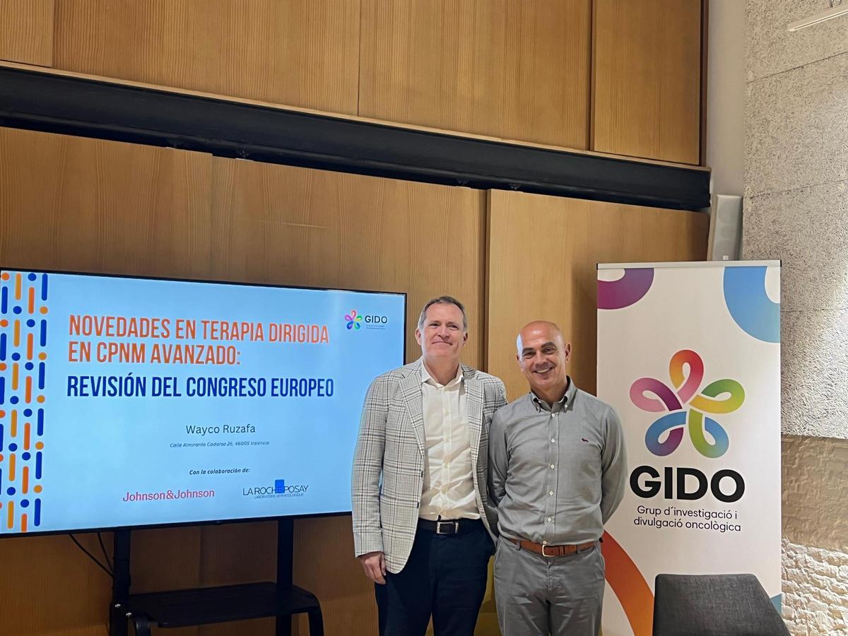 Los doctores Alfredo Sánchez Hernández, Jefe de Servicio de Oncología Médica del Hospital Provincial de Castellón, junto aÓscar Juan Vidal, del Departamento de Oncología Médica del Hospital La Fe de Valencia y