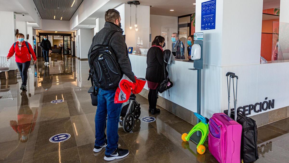 Turistas registrándose en un hotel de Benidorm este invierno.