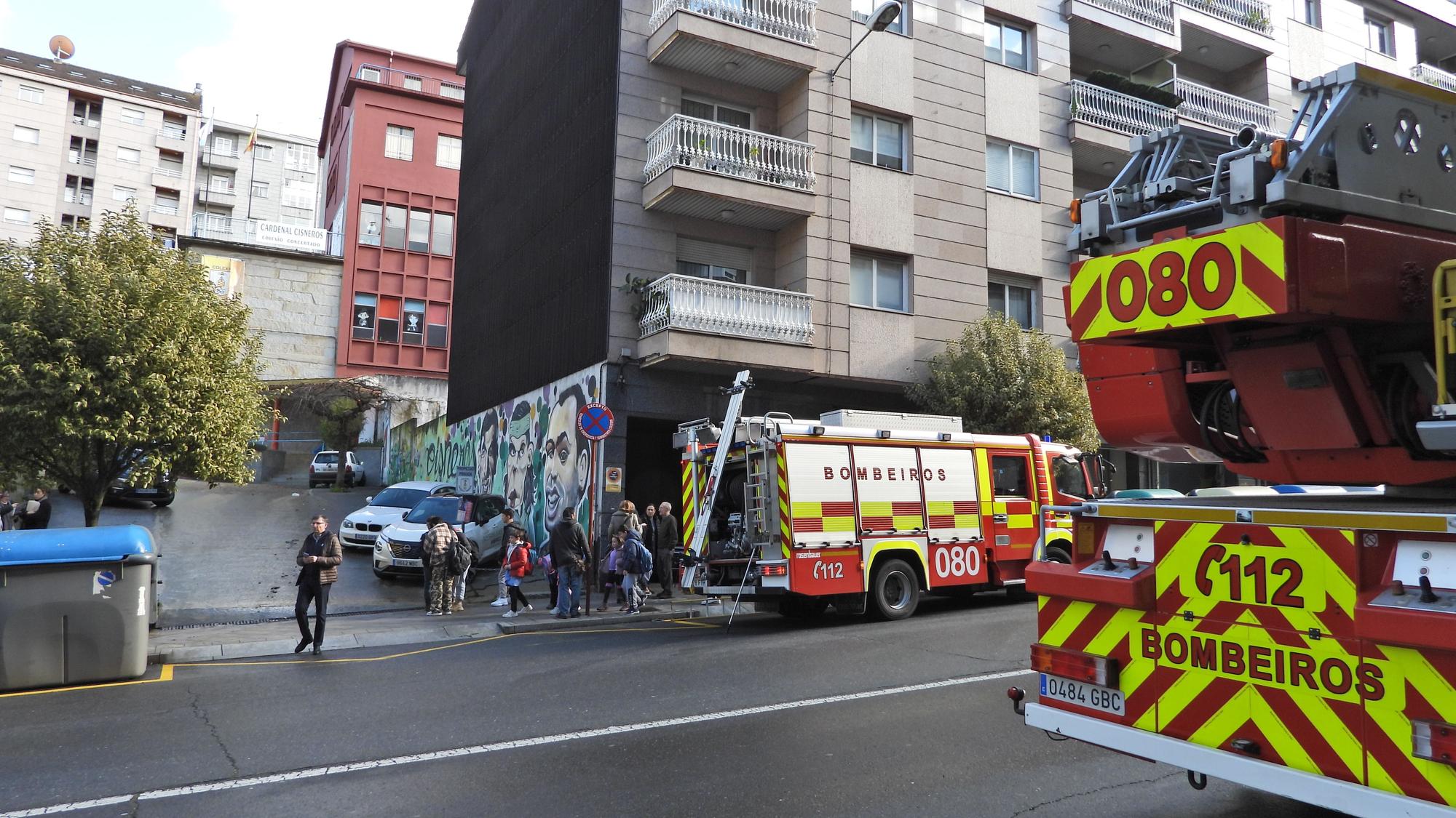 Una inundación tira un muro en el colegio Cardenal Cisneros de Ourense