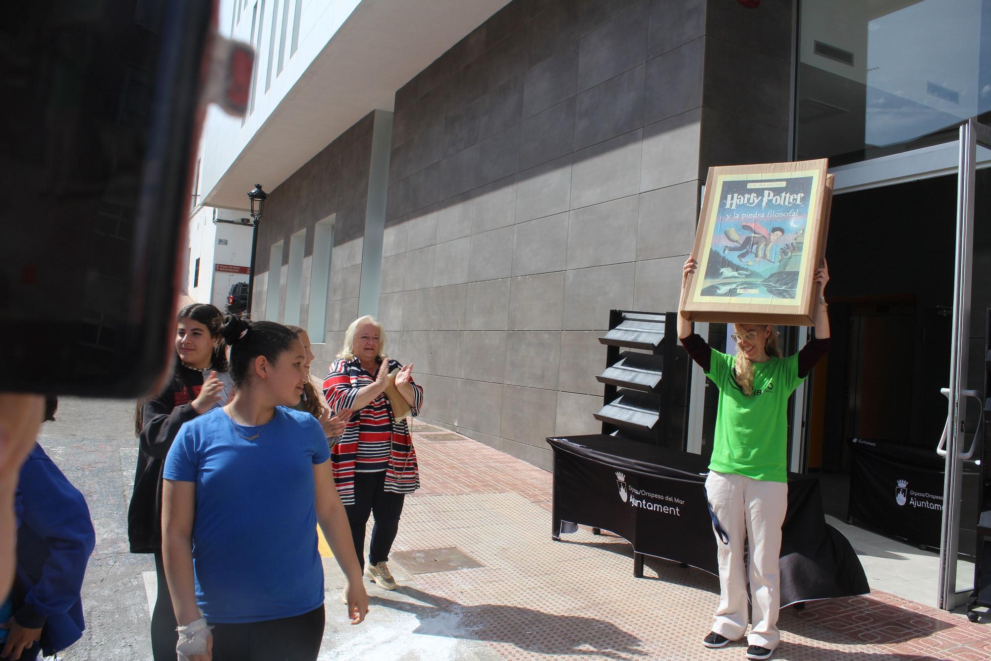 Cadena humana en Orpesa para trasladar libros a la nueva biblioteca