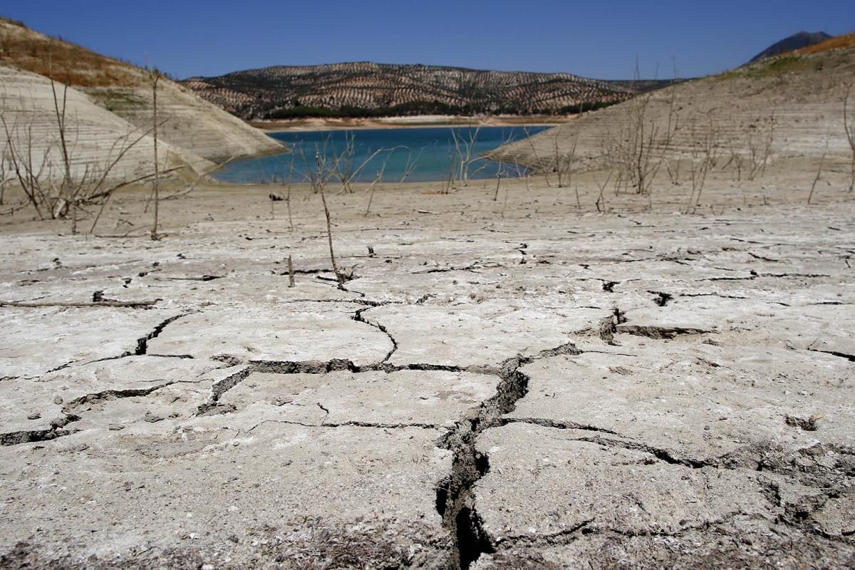 La situación del pantano de Iznájar, en imágenes