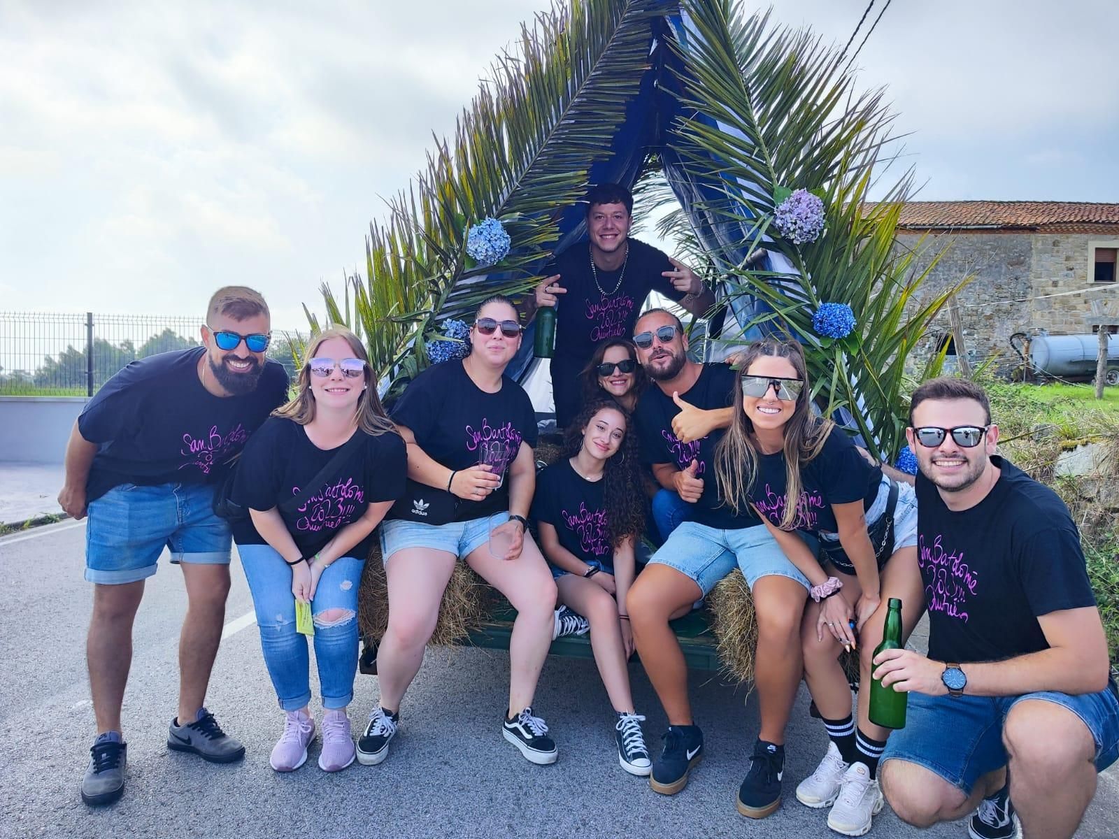 Quintueles, un derroche de color por San Bartolomé: así ha sido el desfile de carrozas