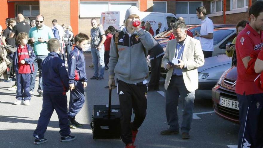 Halilovic sale del vestuario del Sporting en Mareo ante la mirada de varios aficionados.