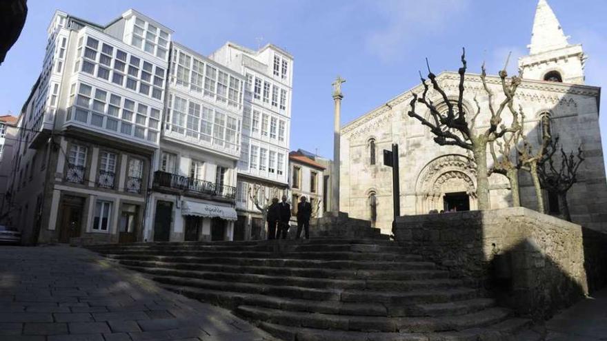 Atrio de la iglesia de Santa María del Campo, que el Concello reclama a la Iglesia.