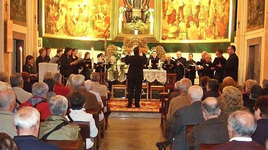 Interior del santuari de Joncadella durant l&#039;aplec de Pasqua que s&#039;hi celebra, amb les pintures al fons