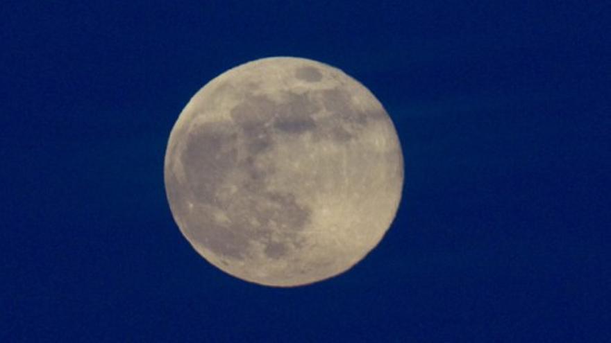 La Superluna se alinea con la sombra del Teide