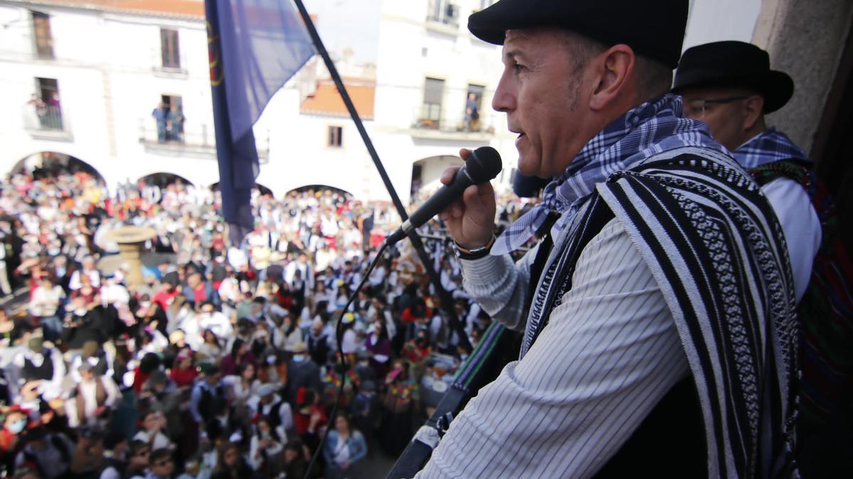 El alcalde de Malpartida, Alfredo Aguilera, pronuncia su discurso.