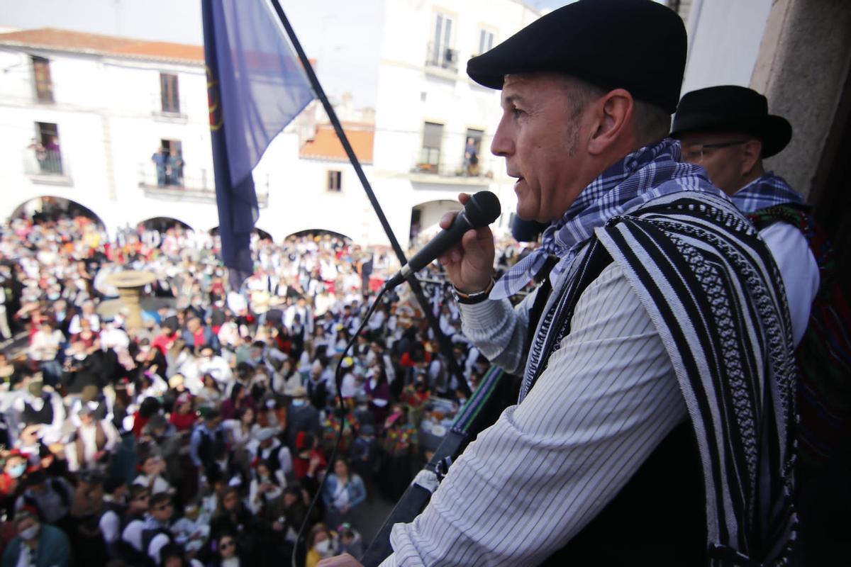 El alcalde de Malpartida, Alfredo Aguilera, pronuncia su discurso.