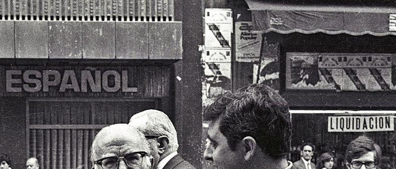 Wenceslao Roces, a la izquierda, en la calle Fruela de Oviedo, a finales de la década de 1970.