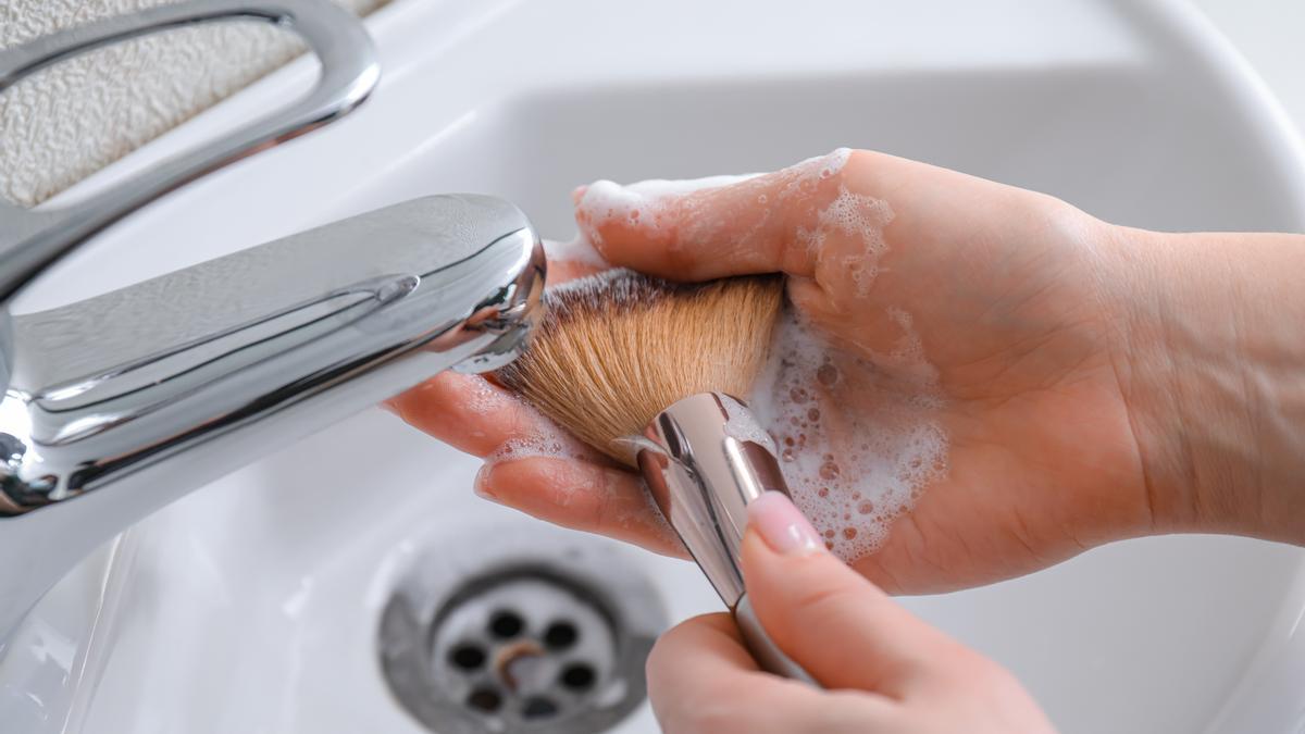 Cómo limpiar las brochas de maquillaje